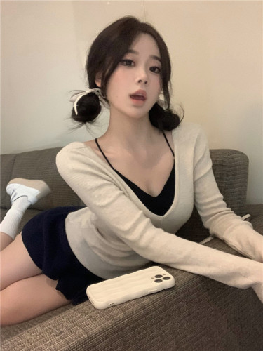 Pure desire hot girl v-neck long-sleeved knitted sweater women's spring design sense of self-cultivation bottoming shirt unique chic top ins tide