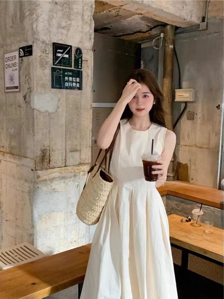 Sleeveless vest dress women's summer 2023 new French apricot waist slimming mid-length fluffy swing skirt