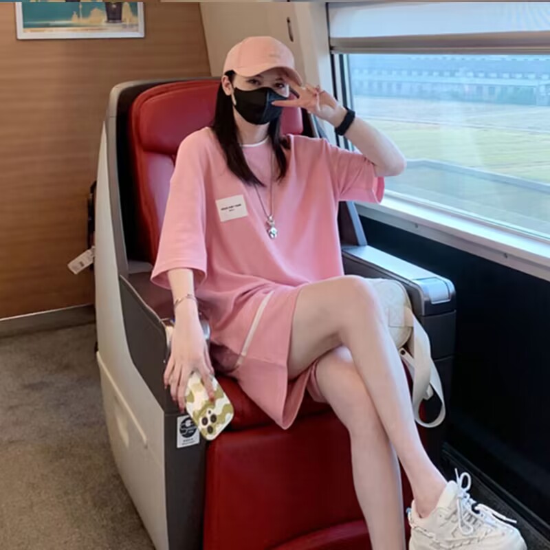 Large size fake two-piece short-sleeved t-shirt suit female 2023 summer foreign style design sense sports shorts two-piece set