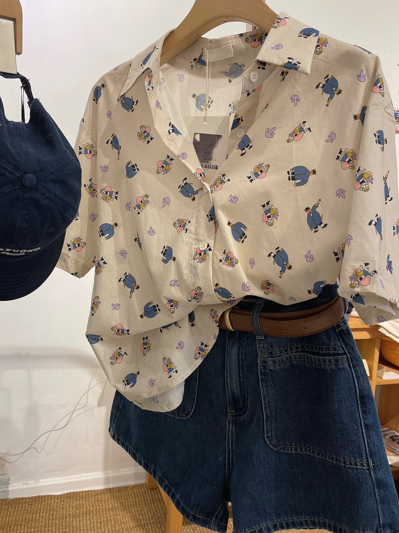 2023 new chic slimming shirt design character illustration print polo collar short-sleeved top