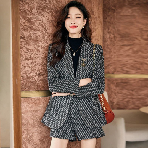Small suit suit female 2023 new spring and summer light luxury casual fashion temperament small fragrance suit shorts suit