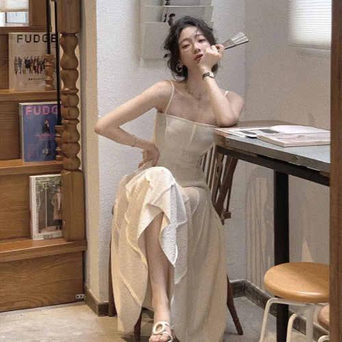 French Hepburn style sling dress female 2023 pleated retro design feeling niche cold advanced bottoming skirt