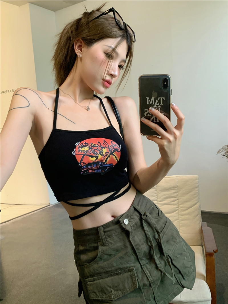 Real shot real price~Black hanging neck strap design sense strap printed vest summer outer wear short tube top top