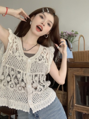 Real shot real price French hollow hook flower lace stitching V-neck flying sleeve vest blouse + slim tube top suspenders