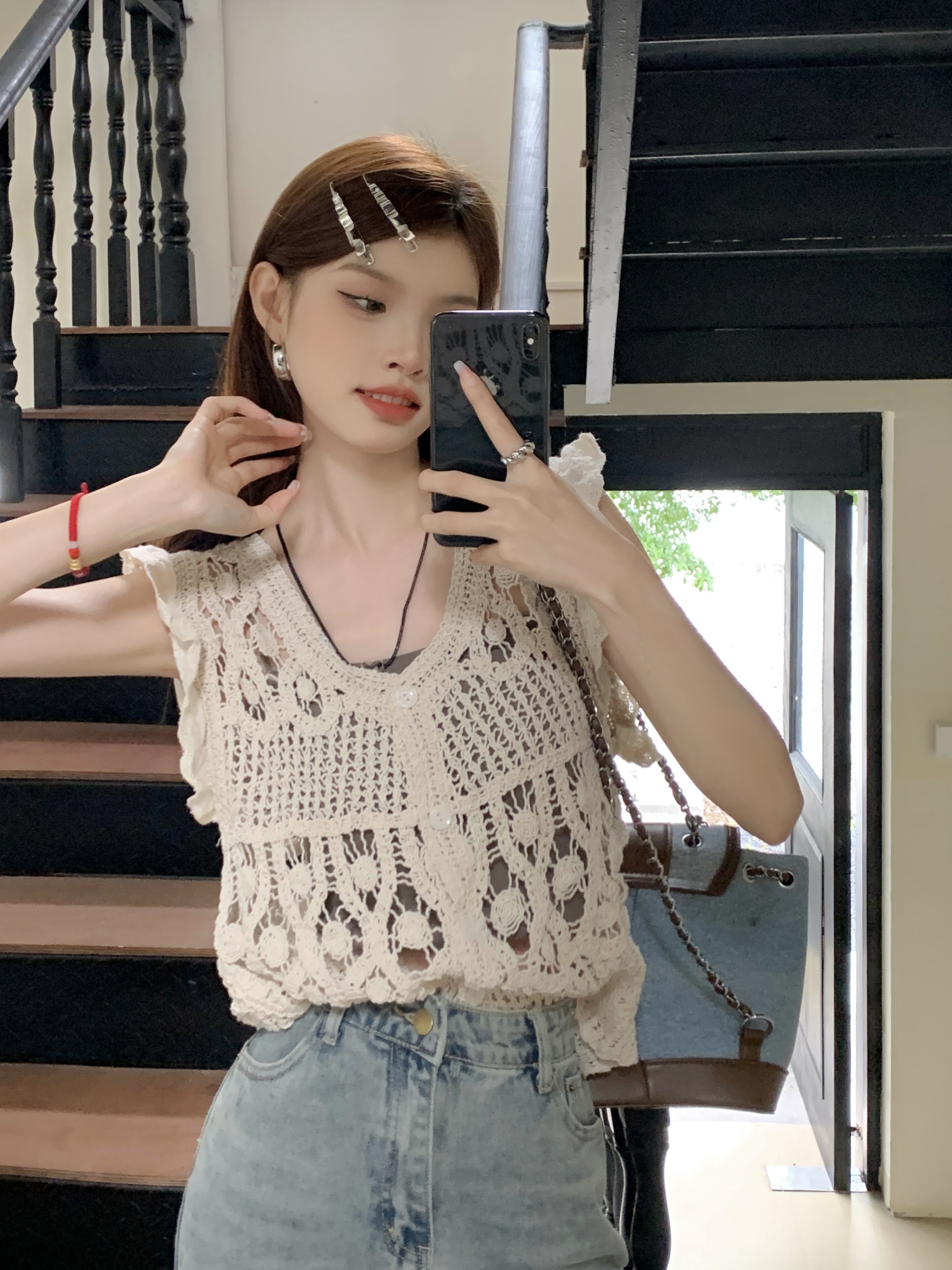 Real shot real price French hollow hook flower lace stitching V-neck flying sleeve vest blouse + slim tube top suspenders