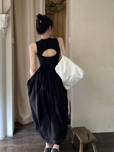 Black round neck sleeveless French retro super fairy over-the-knee dress women's summer design sense hollow backless long skirt