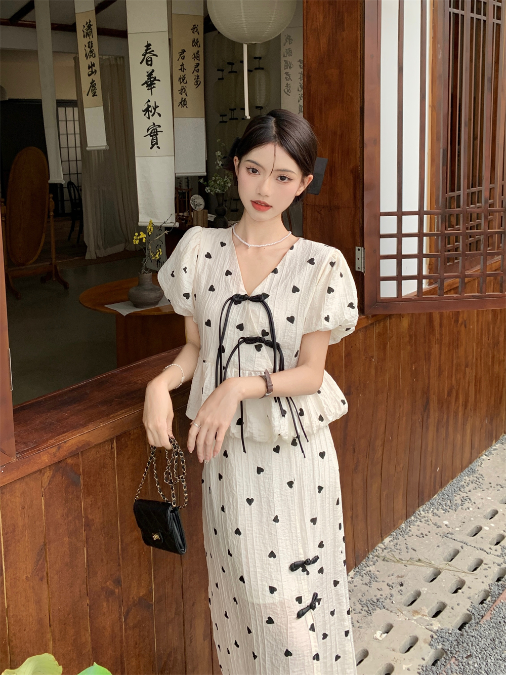 Real price real price French buckle V-neck love print bubble short-sleeved shirt + high waist slim slit skirt