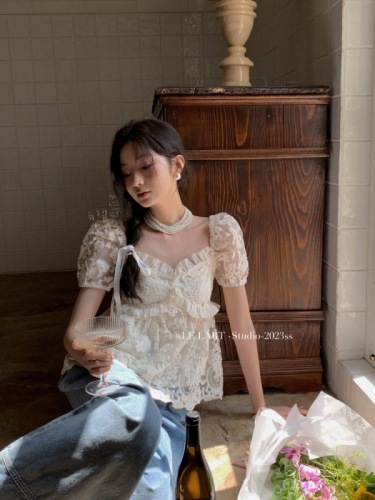 French temperament romantic lace shirt female design puff sleeves sweet age-reducing A-line doll top