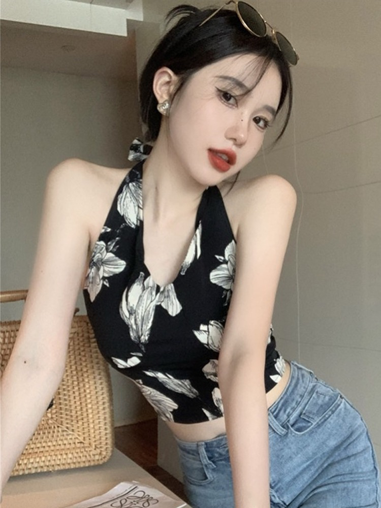 Black hanging neck camisole female summer sexy sweet hot girl tube top with backless unique chic small top for outerwear