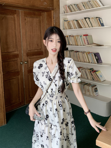 Real shot Summer 2023 French style gentle Korean style waist white small floral V-neck dress female cake long skirt