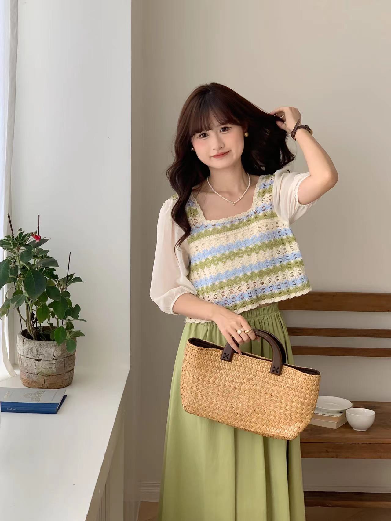 2023 summer new square collar hollow hook flower embroidery design sense knitted small shirt short-sleeved top slim girl