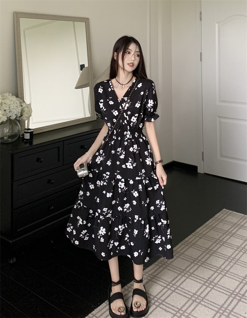 Real shot Summer 2023 French style gentle Korean style waist white small floral V-neck dress female cake long skirt
