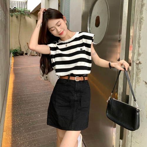 Black and white striped vest T-shirt women's summer  new design sense loose hot girl outerwear top