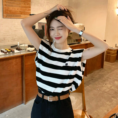 Black and white striped vest T-shirt women's summer  new design sense loose hot girl outerwear top