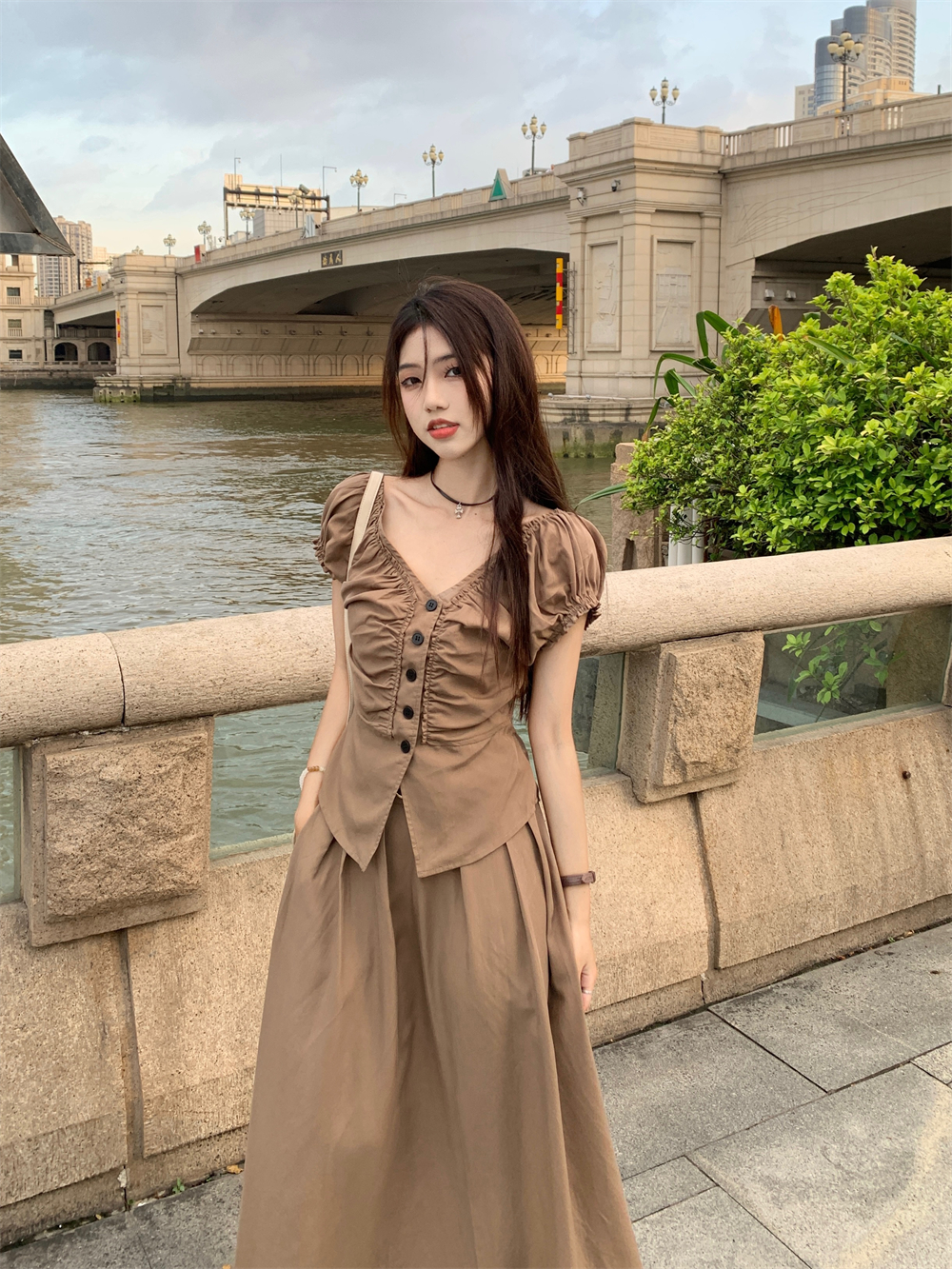 Real shot real price French V-neck pleated waist slimming bubble short-sleeved top + high-waist pleated long skirt