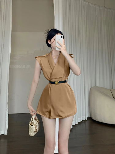 Real price, light temperament, lapel design, waist sleeveless jacket + short suit