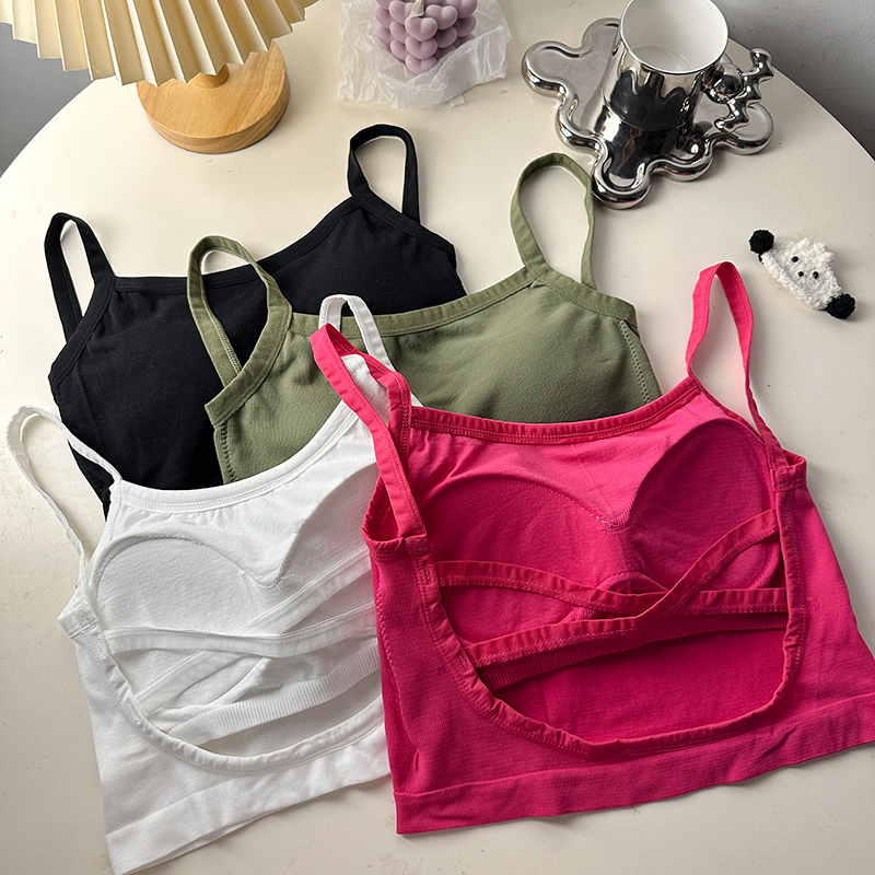 The real shot is not reduced. The short camisole with the chest pad and the beautiful back