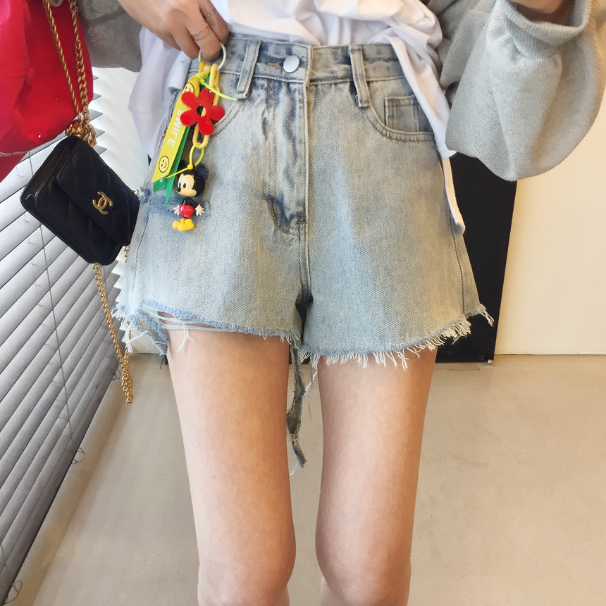 Spot A-line denim shorts with high waist, washed holes, cut and hanging edges