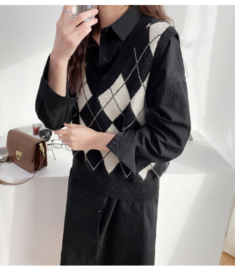 Korean version of the college style V-neck rhombus knitted vest women's autumn and winter loose warm sleeveless sweater vest outside wear tide