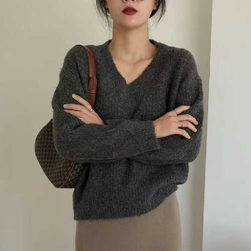 Japanese and Korean lazy style V-neck pullover sweater women's loose autumn and winter Korean new retro mohair