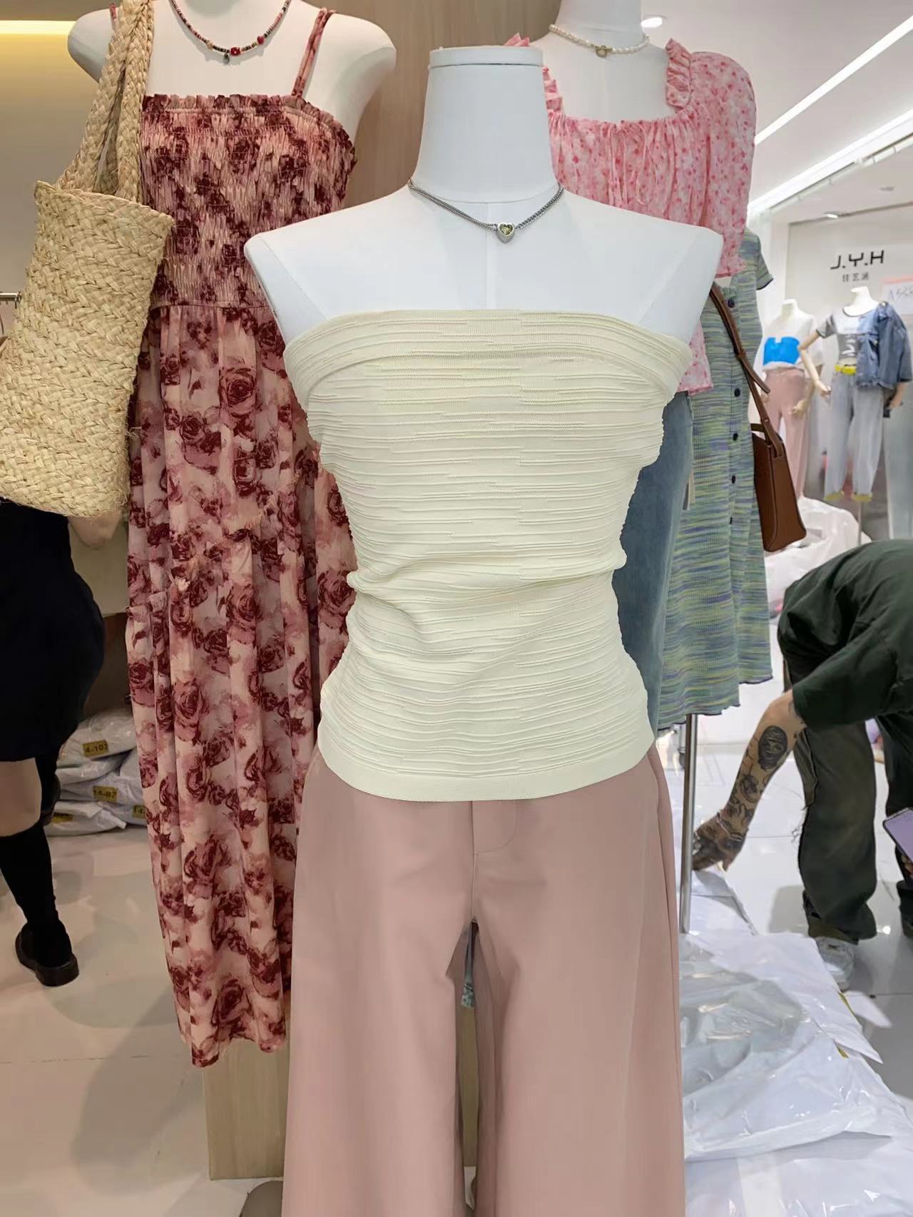 Sexy hot girl black outer wear tube top vest female summer new French style strapless inner short wrap chest top