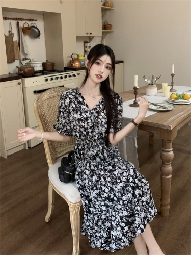 Summer 2023 French style gentle Korean style waist black small floral V-neck dress cake long skirt women