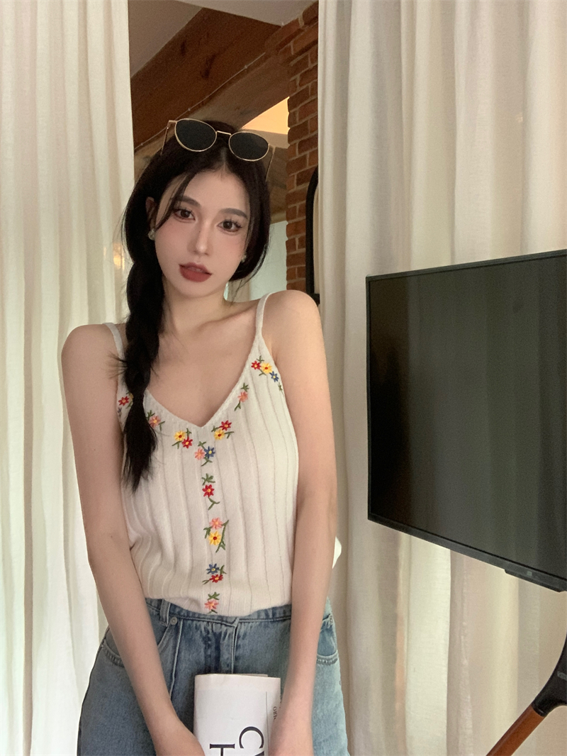 Summer new gentle first love knitted sling French embroidery flower thin shoulder sling with knitted vest top