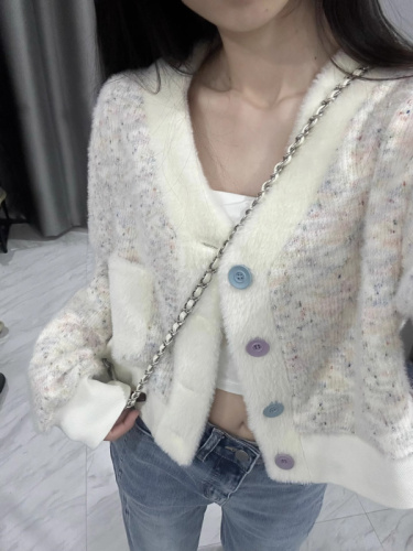 V-neck short sweater jacket women spring and autumn 2023 new design sense sweet age-reducing temperament long-sleeved knitted cardigan
