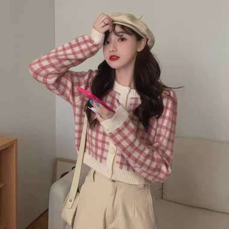 Autumn and winter 2023 new thin and navel-free short section carefully machine plaid outer wear age-reducing long-sleeved knitted sweater women