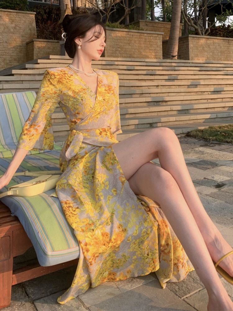 The same yellow shirt French style print wrap body holiday seaside atmosphere long skirt beach skirt seaside