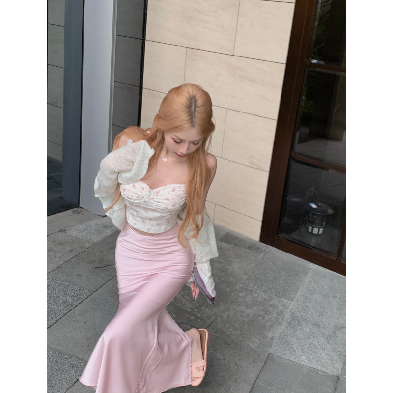 Real shot of pure desire to smash flowers with chest pad suspenders + straps satin fishtail skirt + mohair ruffle sunscreen cardigan