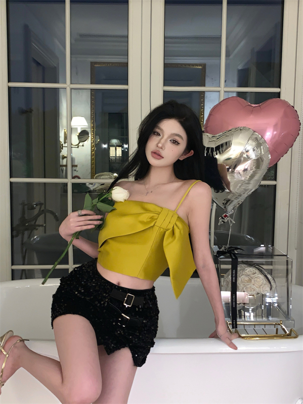 Real shot of sexy babes with bowknot, slim and white suspenders + black slits and sequined skirt