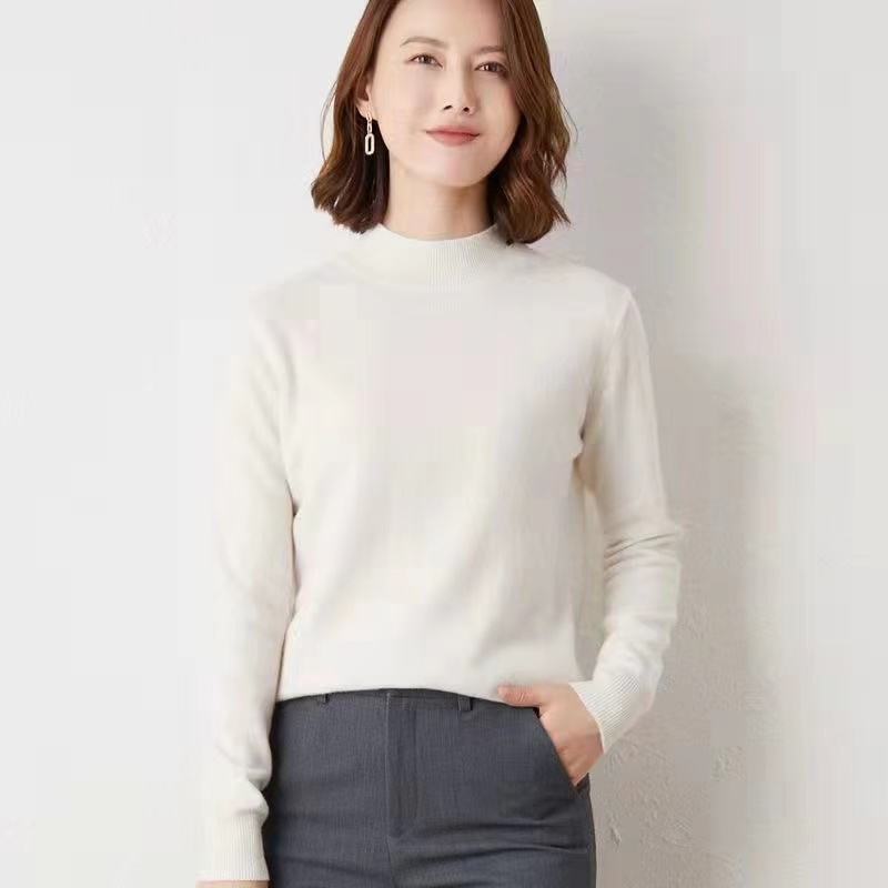 A large number of simple knitted sweaters with versatile foreign style and fashionable half-high collar core-spun yarn
