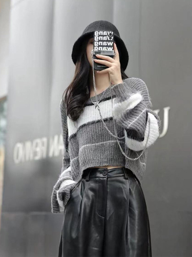 Striped color contrast stitching short sweater women's autumn and winter new fashion foreign style round neck lazy wind sweater top