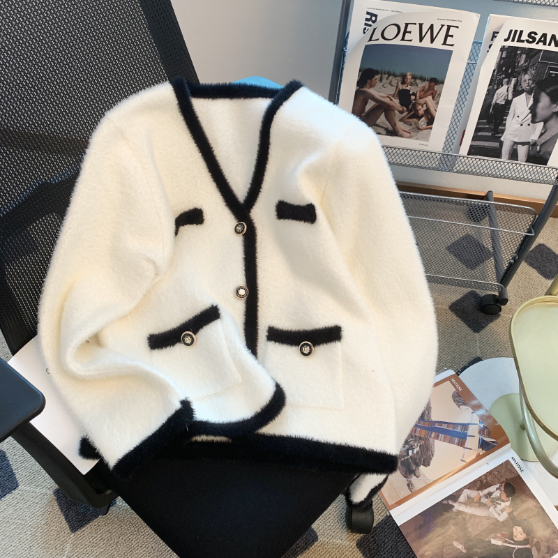 Small fragrant wind cardigan sweater jacket female 2023 autumn new mink velvet temperament celebrity short knitted top