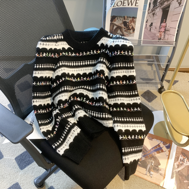 Design sense round neck striped sweater women 2023 autumn and winter new small loose and thin knitted top