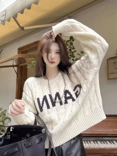 Japanese retro lazy wind sweater women's autumn and winter design sense niche unique chic top soft glutinous twist knit sweater