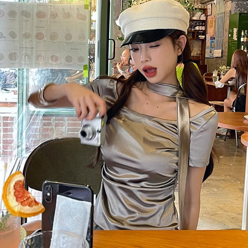 Hot girl celebrity style short-sleeved T-shirt women's summer design sense niche hanging neck clavicle slim short top