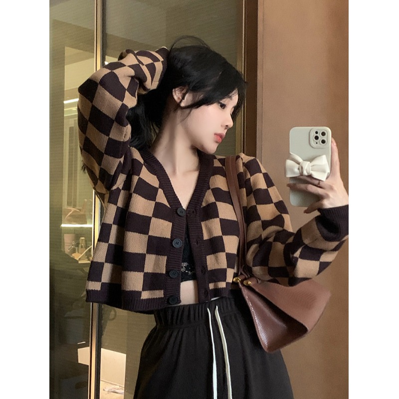 Korean version of the color contrast plaid long-sleeved knitted cardigan women's autumn 2023 new fashion V-neck loose short top trend