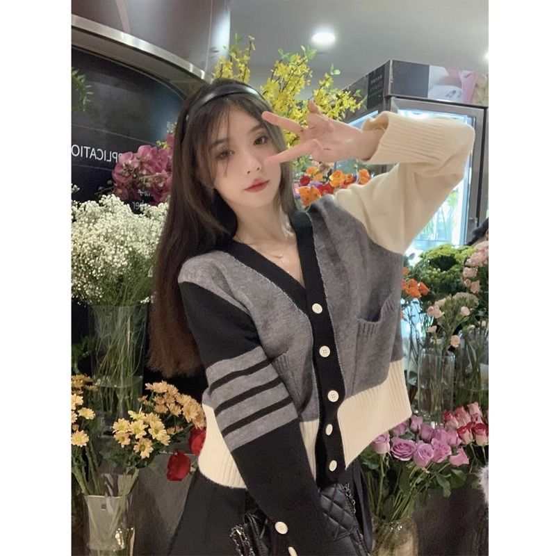Contrasting color design sense V-neck long-sleeved sweater autumn 2023 new retro loose short knitted top core yarn