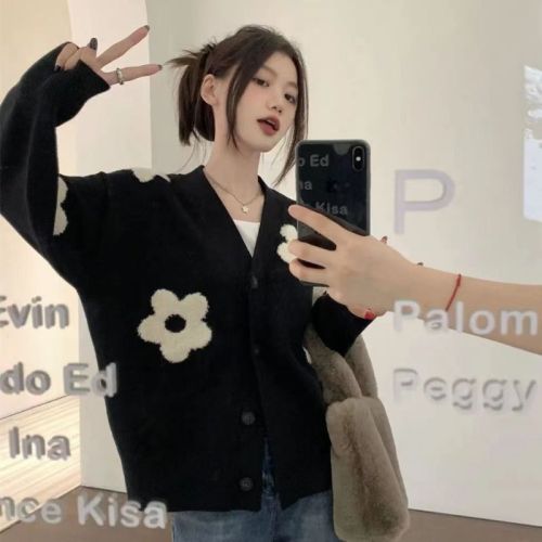 Spring and autumn new three-dimensional flower V-neck sweater coat women's loose high-end sense super good-looking lazy style knitted cardigan