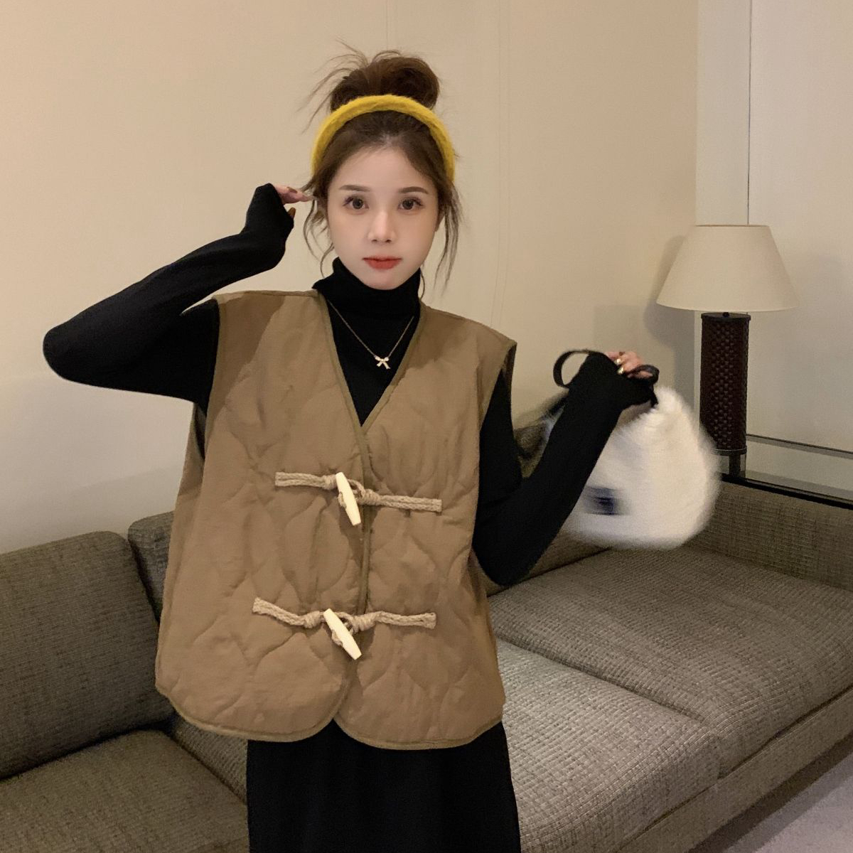 Quilted retro Korean version of the horn buckle padded vest jacket women winter warm temperament sleeveless layered loose vest women