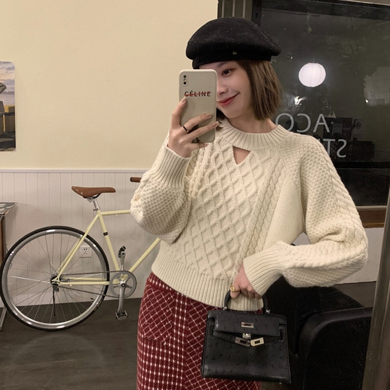 2023 New Year's Autumn and Winter Red Design Niche White Sweater Women's Twist Loose Outerwear Small Japanese