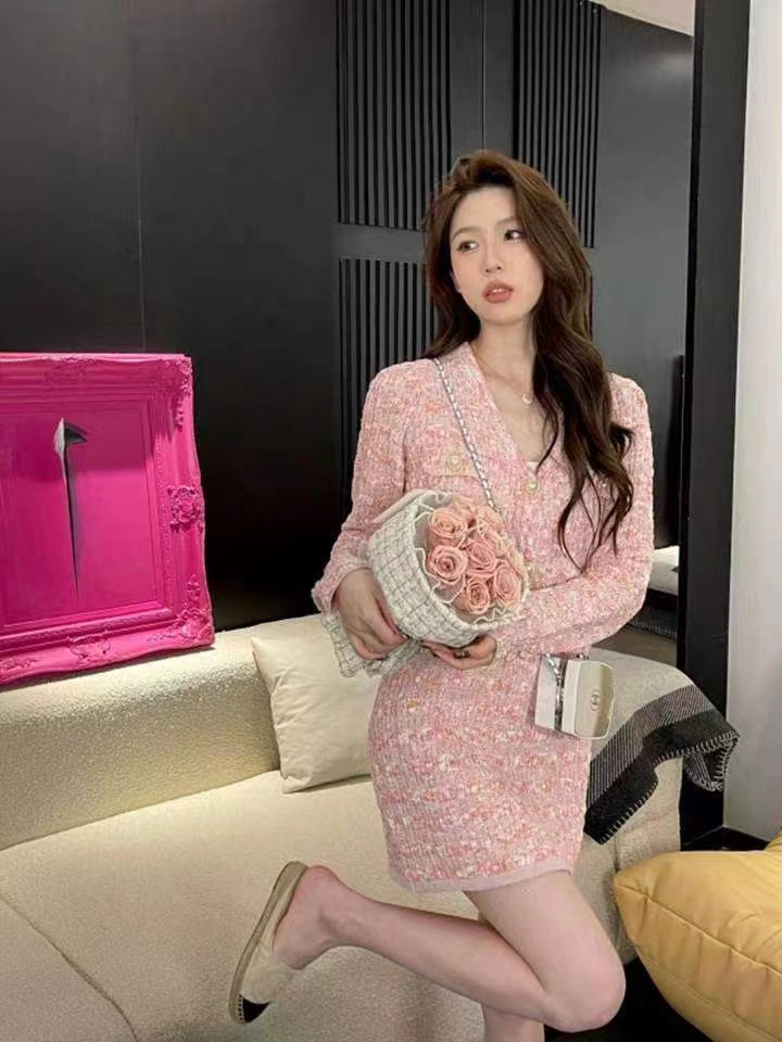 Xiaoxiangfeng knitted suit female 2023 autumn new retro color contrast striped V-neck sweater + high waist bag hip