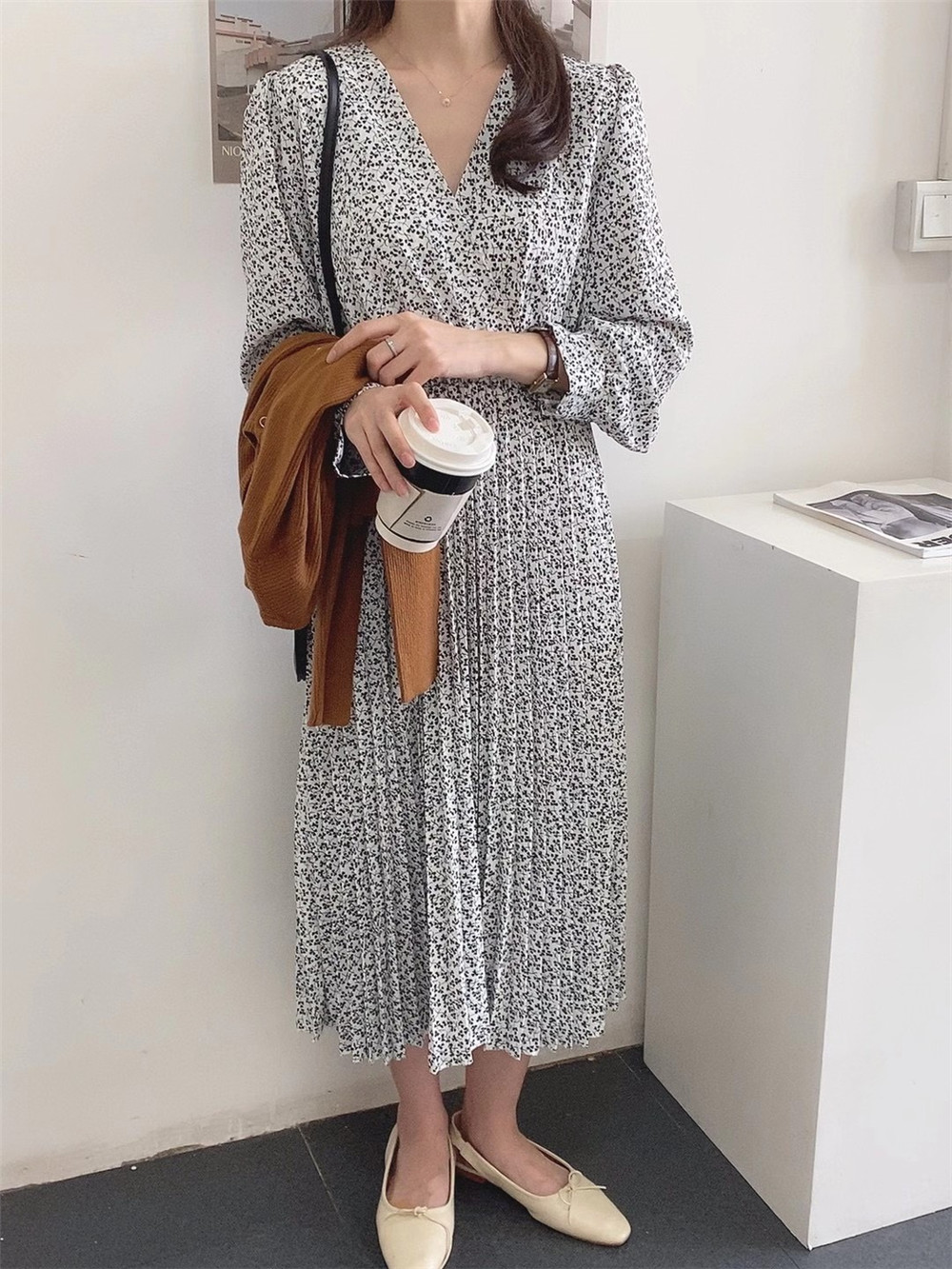 Pleated V-neck chiffon dress autumn temperament long-sleeved waist slimming mid-length floral skirt