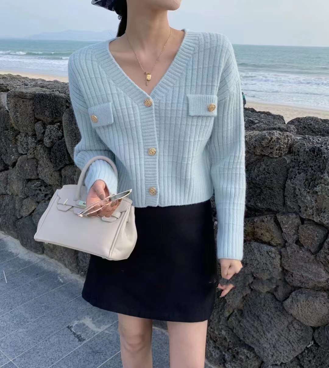Short sweater jacket women 2023 spring and autumn light blue small temperament loose soft waxy knitted cardigan for outerwear