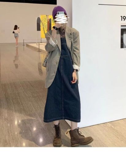 Denim suspender skirt women's 2023 autumn and winter new mid-length small person age-reducing and thin Korean version loose dress