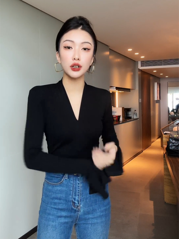 Autumn and winter temperament black V-neck slim slit long-sleeved bottoming shirt female design sense niche bottoming shirt T-shirt inside