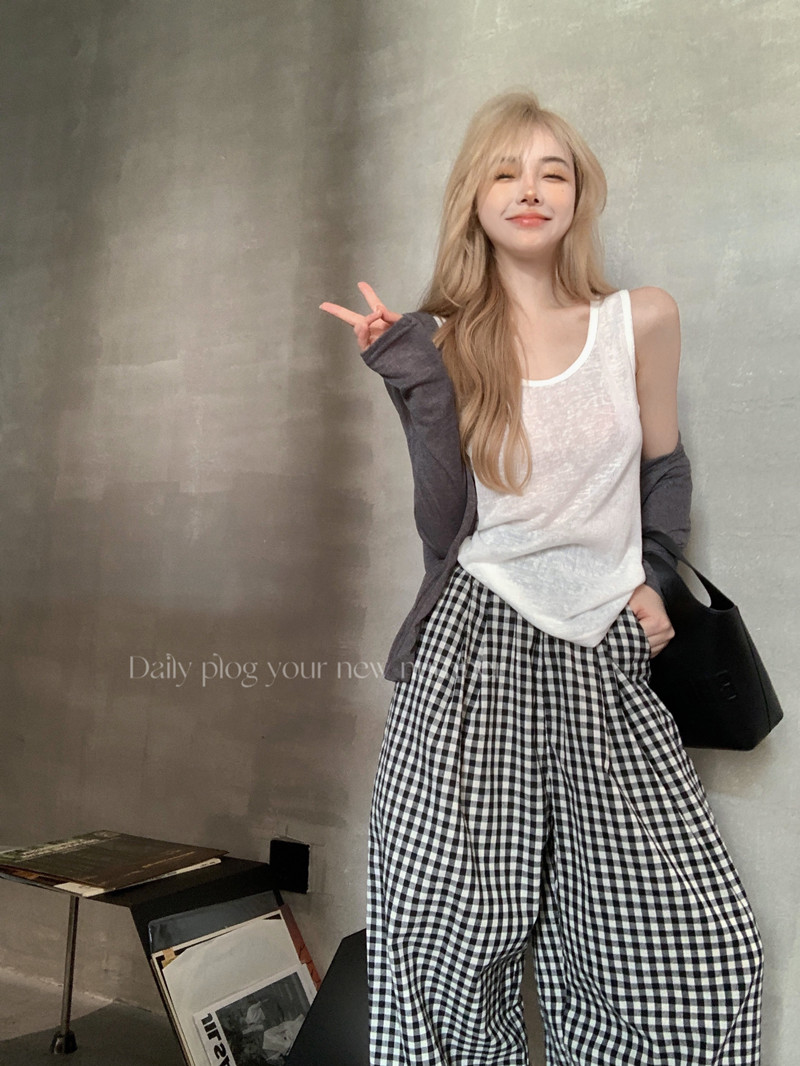 Linen vest + hooded cardigan + plaid fashion slimming cropped pants