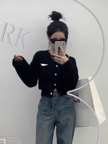 Autumn and winter design feeling lazy style niche black inner knit sweater women's long-sleeved top short cardigan jacket